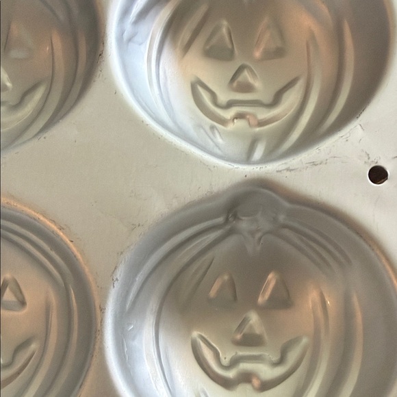 Wilton Metallic Pumpkin Cakelet Pan - Picture 5 of 5